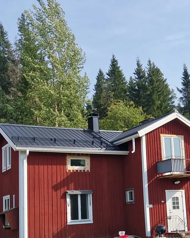 Fönsterbyte på rött hus