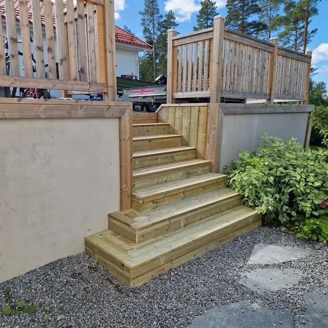Byggt trädäck med trappa och staket