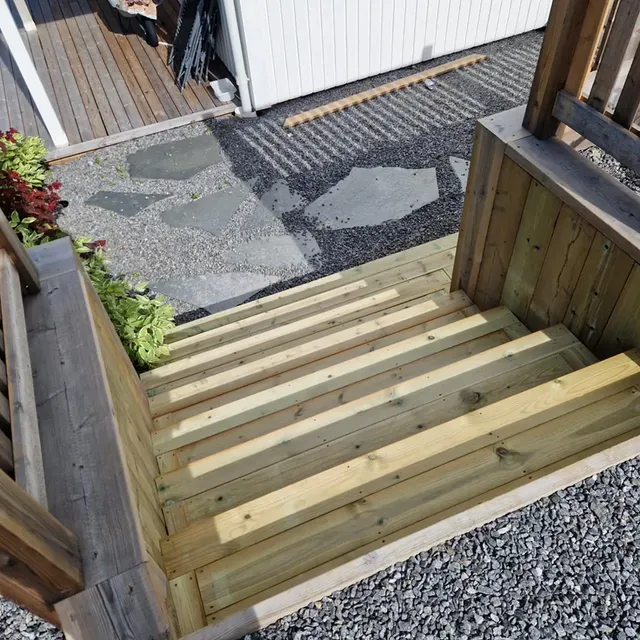 Snickeriarbete trädäck utomhus