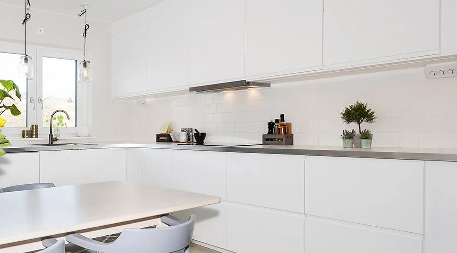 Modern köksrenovering med vita skåp